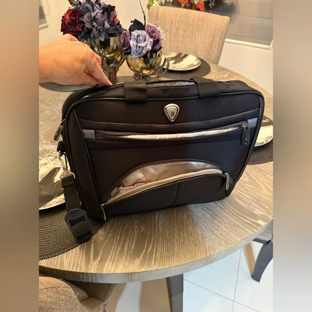 California Pak Black shoulder bag.
